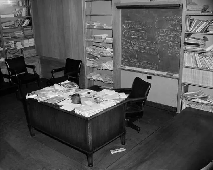 Photos historiques rares qui changeront votre perspective - #1 This is what Albert Einstein's desk looked like the day he died: Photos historiques rares qui changeront votre perspective - #1 This is what Albert Einstein's desk looked like the day he died: