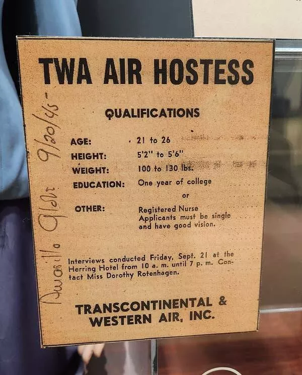 Photos historiques rares qui changeront votre perspective - #14 These were some of the job necessities for a TWA flight attendant in the 1940s: Photos historiques rares qui changeront votre perspective - #14 These were some of the job necessities for a TWA flight attendant in the 1940s: