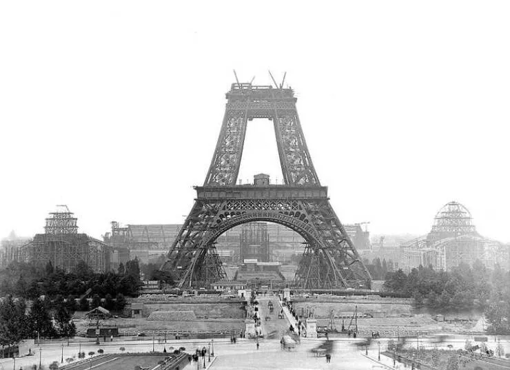 Photos historiques rares qui changeront votre perspective - #2 This is what the Eiffel Tower looked like as it was being built: Photos historiques rares qui changeront votre perspective - #2 This is what the Eiffel Tower looked like as it was being built:
