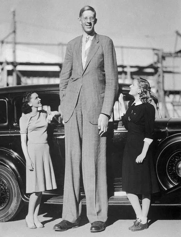 Rare historical photos that will alter your worldview - #23 This is Robert Wadlow, the tallest man who ever lived:
