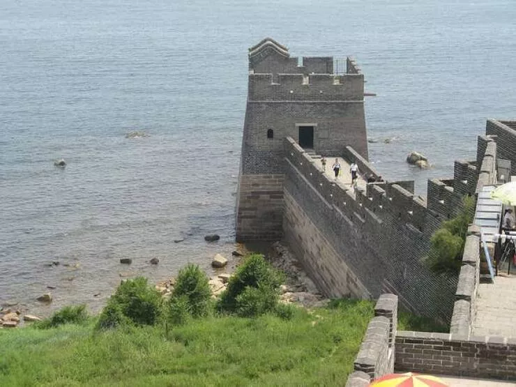 Rare historical photos that will alter your worldview - #25 This is what the end of 13,000 miles of the Great Wall of China looks like: