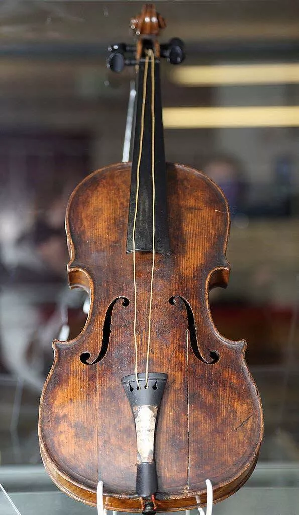 Rare historical photos that will alter your worldview - #29 This is the violin Wallace Hartley, bandleader on the Titanic, played as the ship sank: