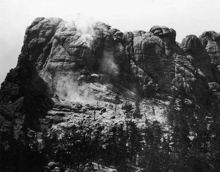 Photos historiques rares qui changeront votre perspective - #3 Recognize these big ol' rocks? This is Mount Rushmore before the presidential heads were carved into it: Photos historiques rares qui changeront votre perspective - #3 Recognize these big ol' rocks? This is Mount Rushmore before the presidential heads were carved into it: