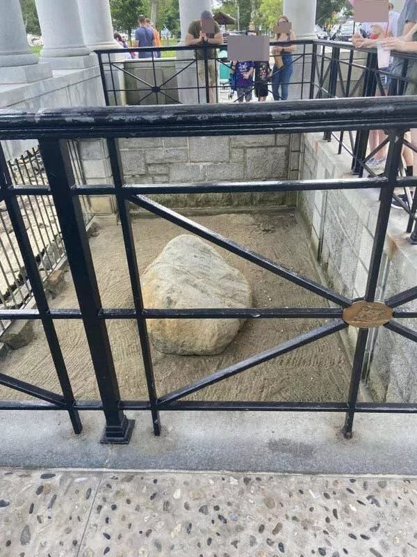 Photos historiques rares qui changeront votre perspective - #4 This is how big Plymouth Rock is in real life: Photos historiques rares qui changeront votre perspective - #4 This is how big Plymouth Rock is in real life: