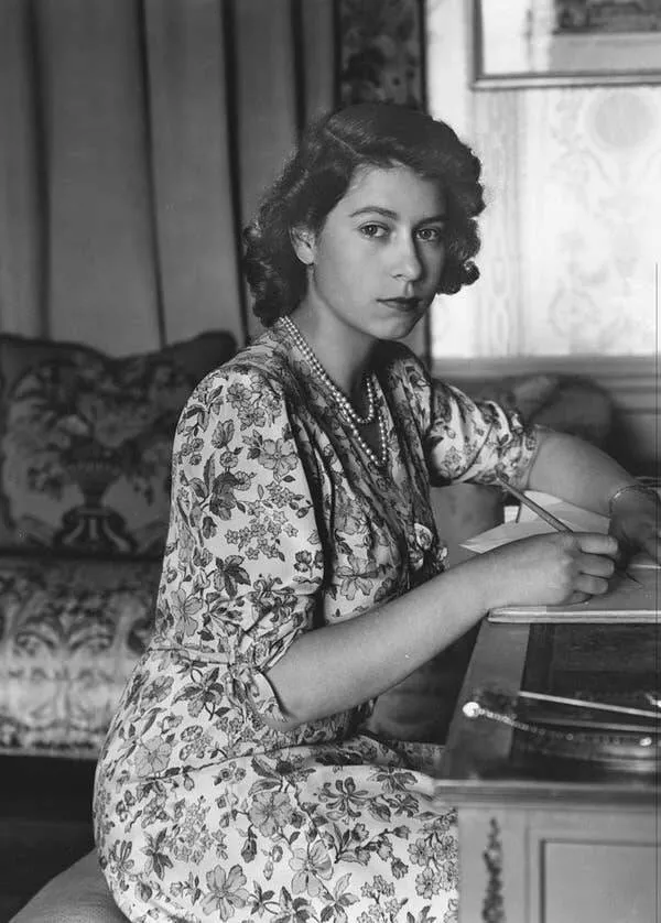 Photos historiques rares qui changeront votre perspective - #5 This is what Queen Elizabeth II looked like when she was 18: Photos historiques rares qui changeront votre perspective - #5 This is what Queen Elizabeth II looked like when she was 18: