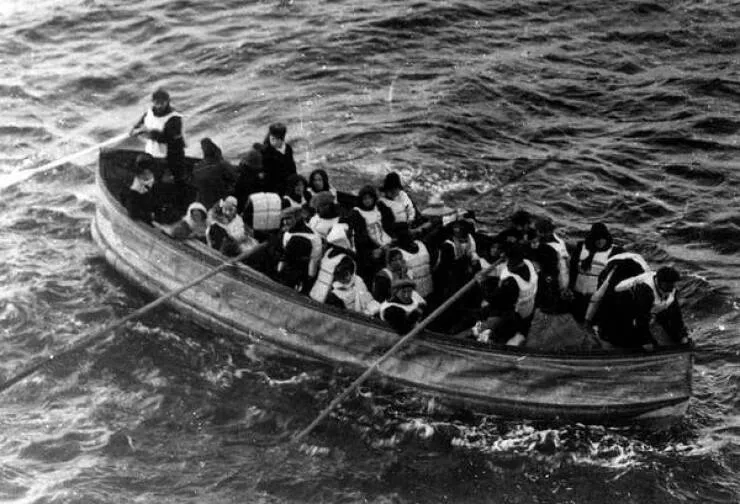 Photos historiques rares qui changeront votre perspective - #8 This right here is what one of the Titanic's lifeboats looked like before the passengers were rescued: Photos historiques rares qui changeront votre perspective - #8 This right here is what one of the Titanic's lifeboats looked like before the passengers were rescued:
