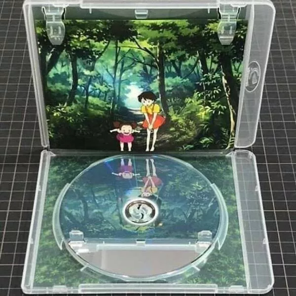 Photos offrant une touche modeste de divertissement et dintrigue - #28 Un boîtier de DVD conçu par Studio Ghibli où les personnages semblent vérifier leur reflet dans l'eau