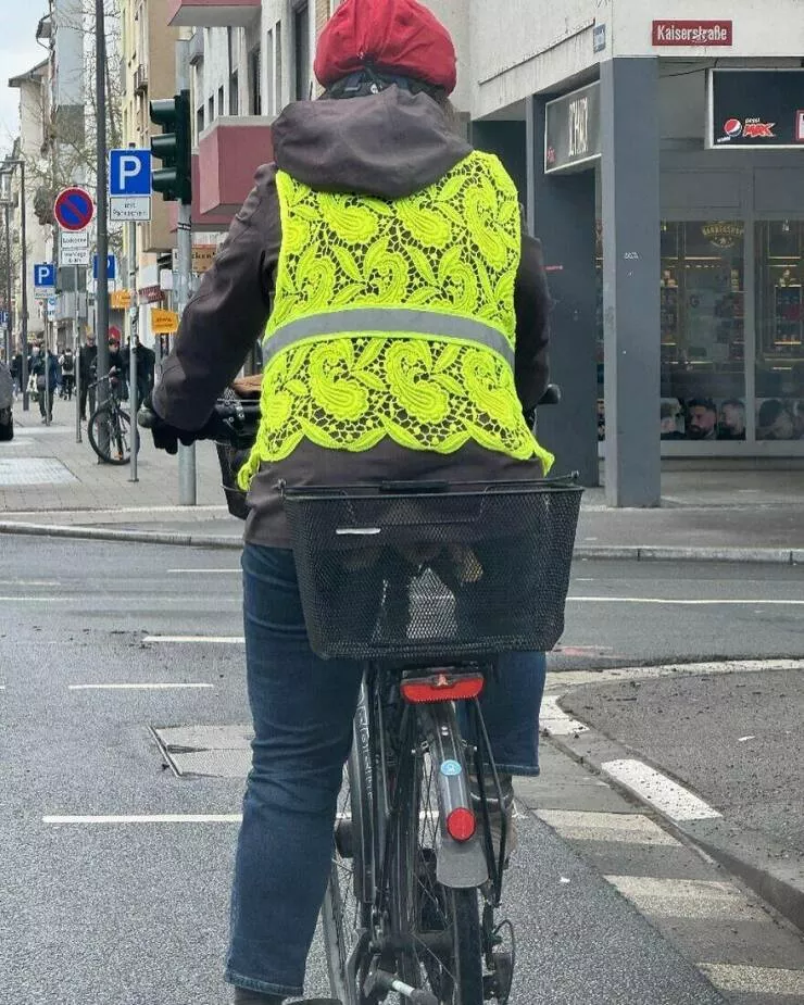 Photos offrant une touche modeste de divertissement et dintrigue - #7 Une personne porte un gilet de sécurité en crochet