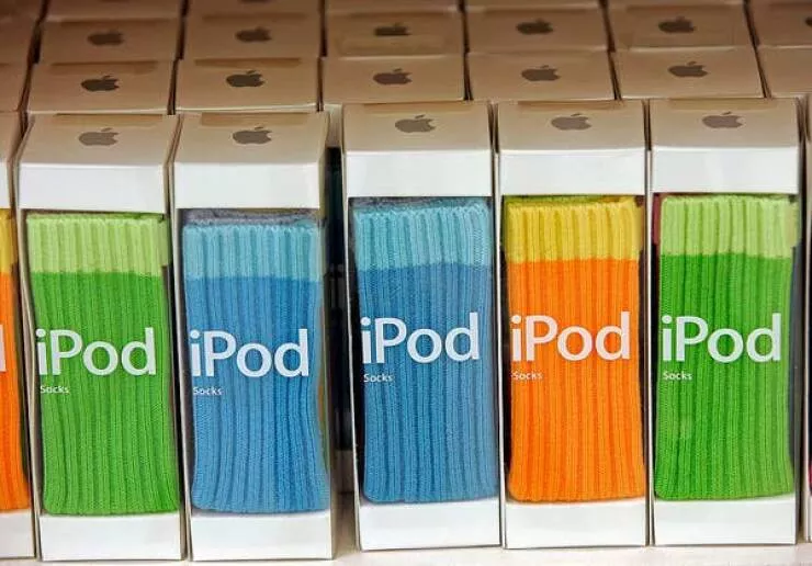 Photos nostalgique un retour en arriere pour les 32 45 ans - #4 Et des chaussettes iPod qui ne protégeaient pas du tout votre iPod si vous le faisiez tomber: