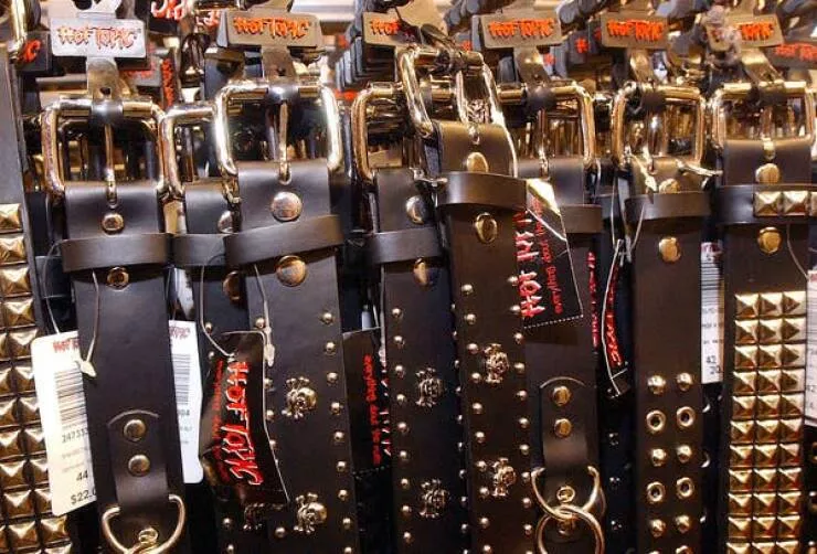 Photos nostalgique un retour en arriere pour les 32 45 ans - #8 La section ceinture chez Hot Topic, pleine de ceintures cloutées, mais où vous pouviez aussi trouver des ceintures blanches ou transparentes: