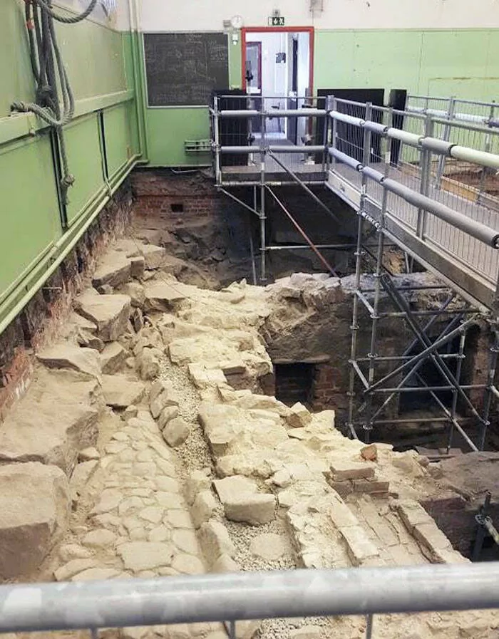 Moments captivants a lecole et a luniversite - #12 Ces Ruines Médiévales Ont Été Découvertes Sous une Salle de Gym; L'École a Été Fondée en 1276 et C'est la Plus Ancienne de Finlande Moments captivants a lecole et a luniversite - #12 Ces Ruines Médiévales Ont Été Découvertes Sous une Salle de Gym; L'École a Été Fondée en 1276 et C'est la Plus Ancienne de Finlande