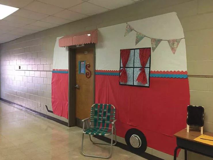 Captivating scenes from school and university life - #22 Check Out How This Third-Grade Teacher Decorated Her Door and Hallway