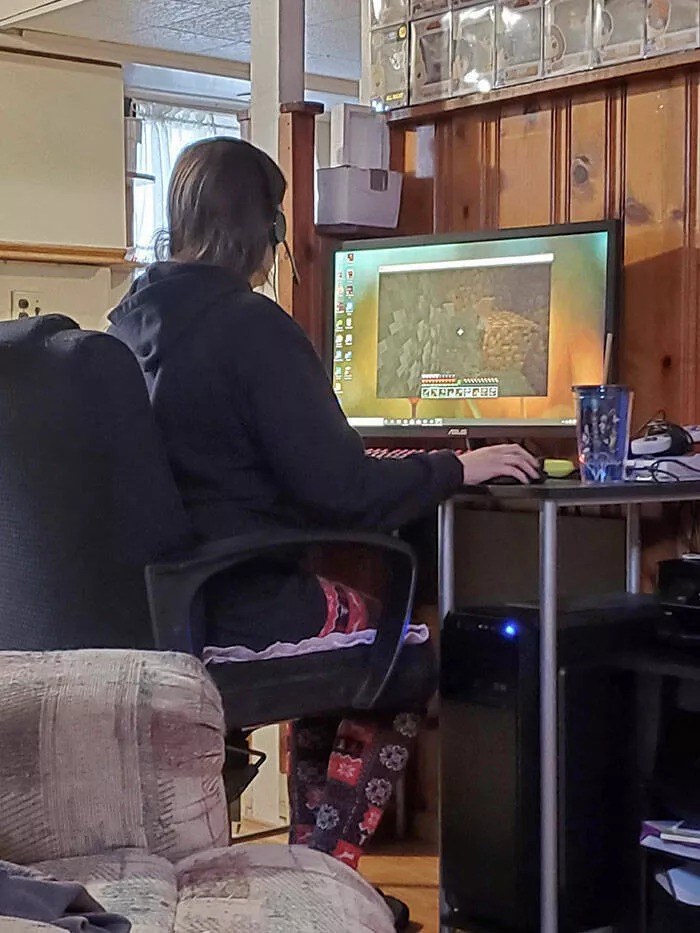 Laugh out loud wife fails hilarious moments captured - #14 After spending more money than we could really afford on a gaming computer, my wife is playing Minecraft in windowed mode