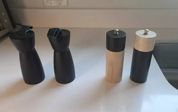 Les echecs hilarants des femmes captures en photos - #31 J'ai dit à ma femme que je ne pouvais pas voir la différence entre les salières et poivrières de l'ensemble à gauche. Alors elle a acheté l'ensemble à droite