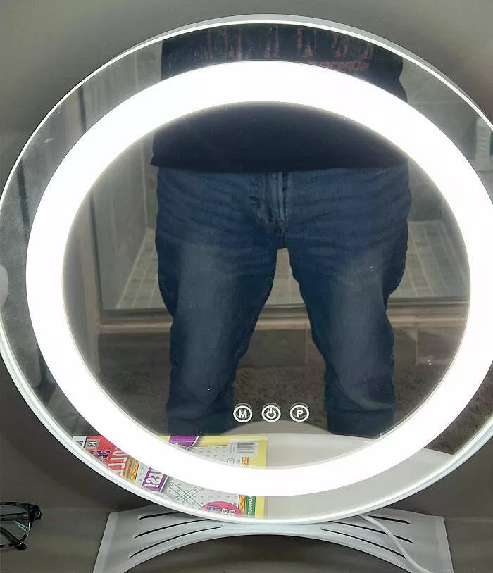 Les echecs hilarants des femmes captures en photos - #34 Ma femme a placé son nouveau miroir de maquillage sur une étagère au-dessus des toilettes