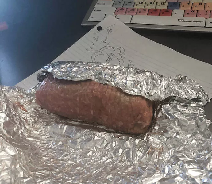 Les echecs hilarants des femmes captures en photos - #35 Voilà ce qui se passe quand votre femme emballe la viande de la même manière que vos sandwichs pour le travail