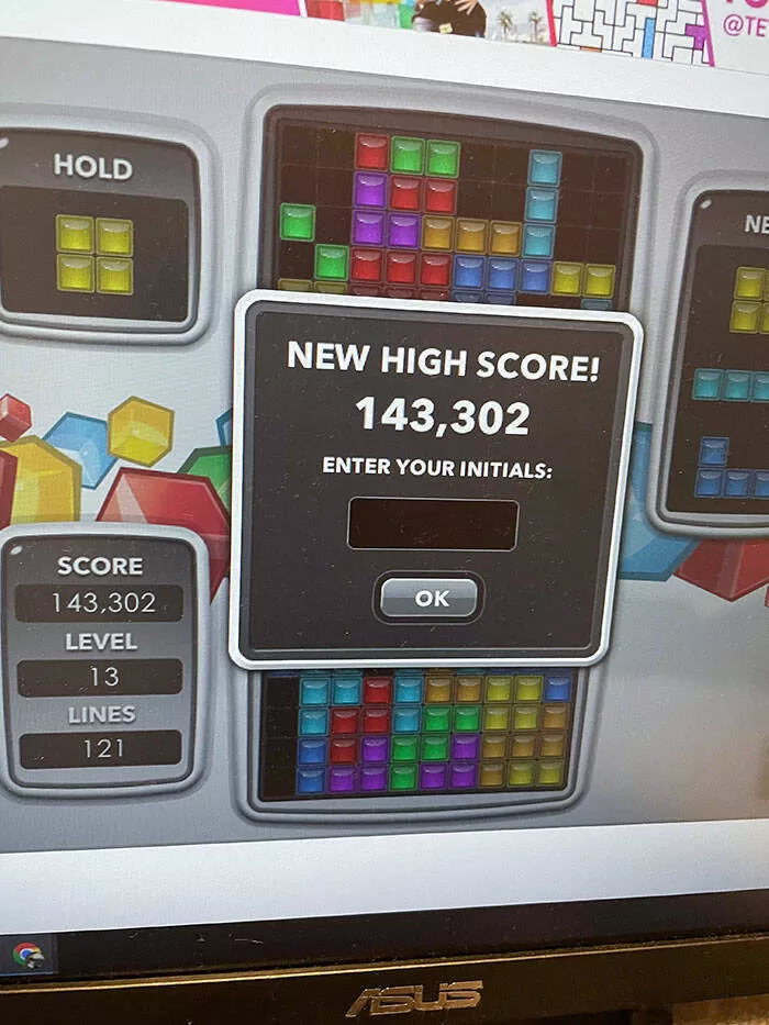 Les echecs hilarants des femmes captures en photos - #36 Ma femme a découvert un nouveau jeu appelé Tetris et m'a mis au défi de battre son score d'environ 8000