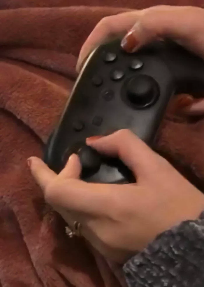 Les echecs hilarants des femmes captures en photos - #46 J'étais si fier de ma femme de s'enthousiasmer pour un jeu vidéo jusqu'à ce que je la voie manipuler une manette Les echecs hilarants des femmes captures en photos - #46 J'étais si fier de ma femme de s'enthousiasmer pour un jeu vidéo jusqu'à ce que je la voie manipuler une manette