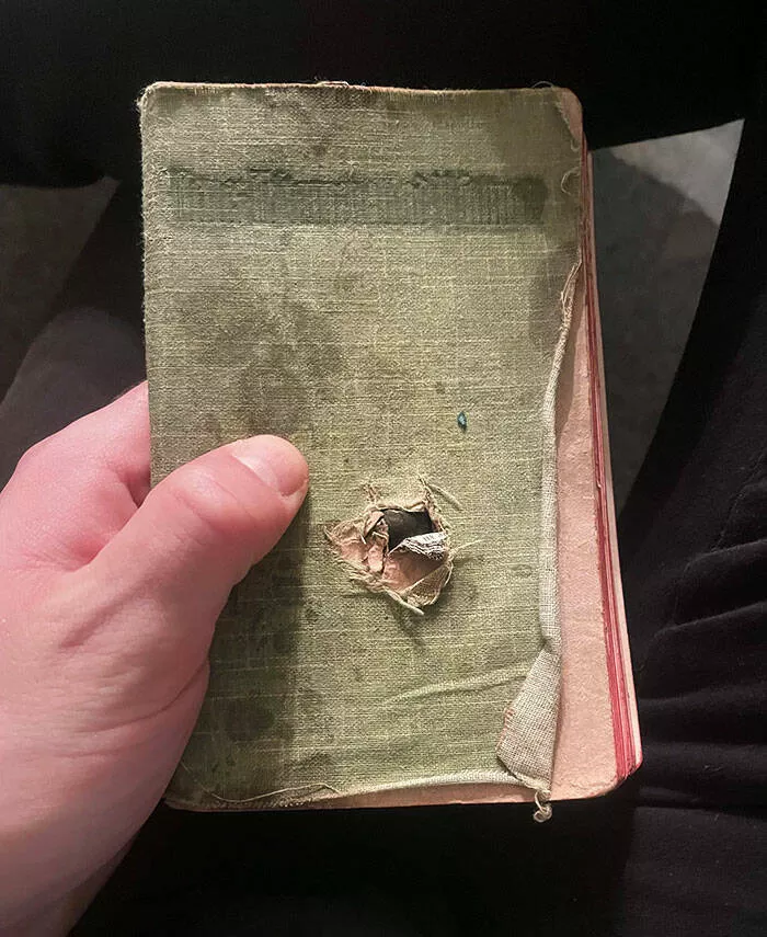 Coup de chance photos inoubliables de moments sereux - #13 La Bible qui a sauvé mon arrière-arrière-grand-père pendant la Première Guerre mondiale