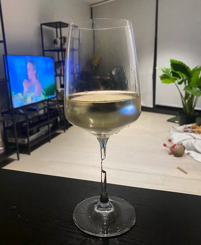 Coup de chance photos inoubliables de moments sereux - #16 J'ai versé ce verre de vin avant de remarquer qu'un morceau de la tige était manquant. Je ne sais pas comment il tient encore debout, mais heureusement il n'a pas renversé