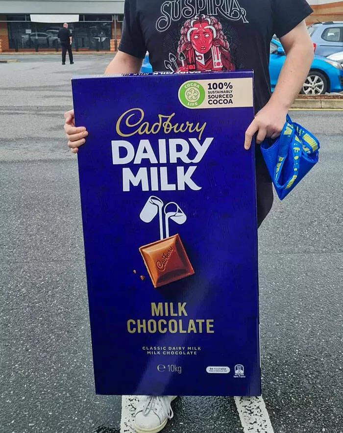 Coup de chance photos inoubliables de moments sereux - #26 Cette barre de chocolat de 10 kg (22 livres) que j'ai gagnée lors d'un concours est une véritable unité