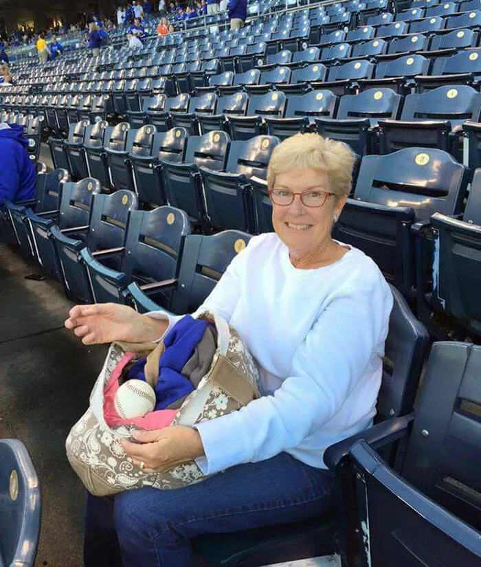 Coup de chance photos inoubliables de moments sereux - #33 Maman a envoyé une photo de son amie avec une balle tombant dans son sac lors de l'entraînement de baseball pour le match de l'ALCS ce soir