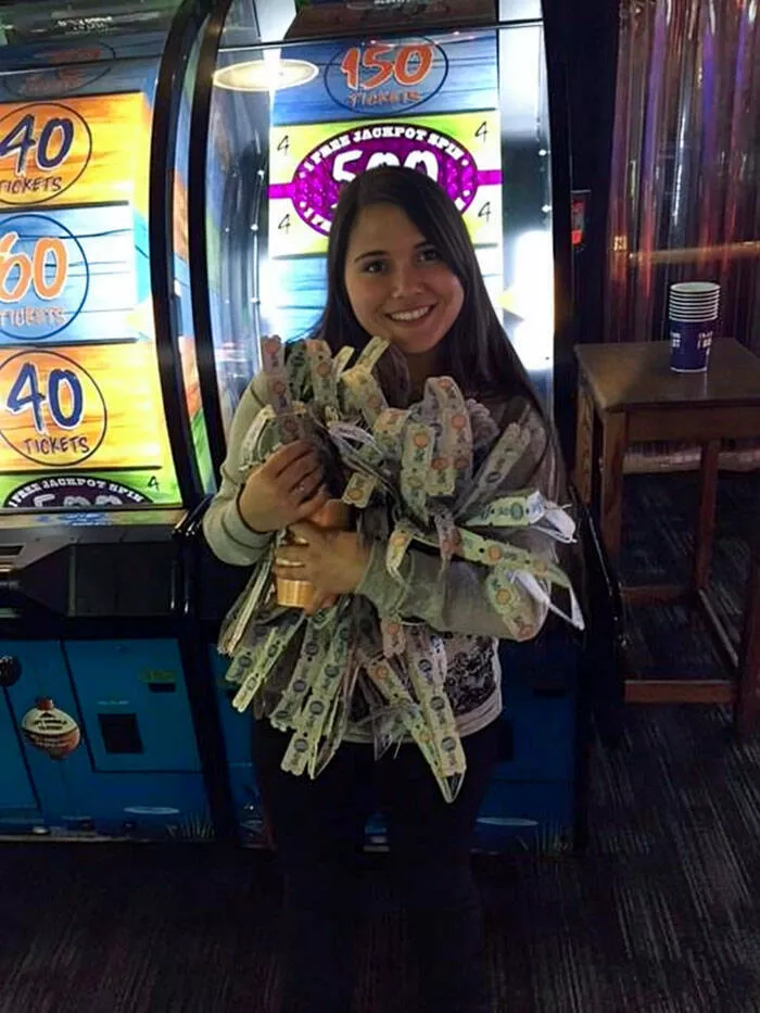 Coup de chance photos inoubliables de moments sereux - #38 J'ai réellement remporté le jackpot dans une salle d'arcade, voici à quoi ressemblent 1 000 tickets