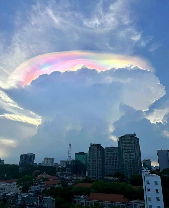 Coup de chance photos inoubliables de moments sereux - #4 J'ai vu ce nuage arc-en-ciel extrêmement rare