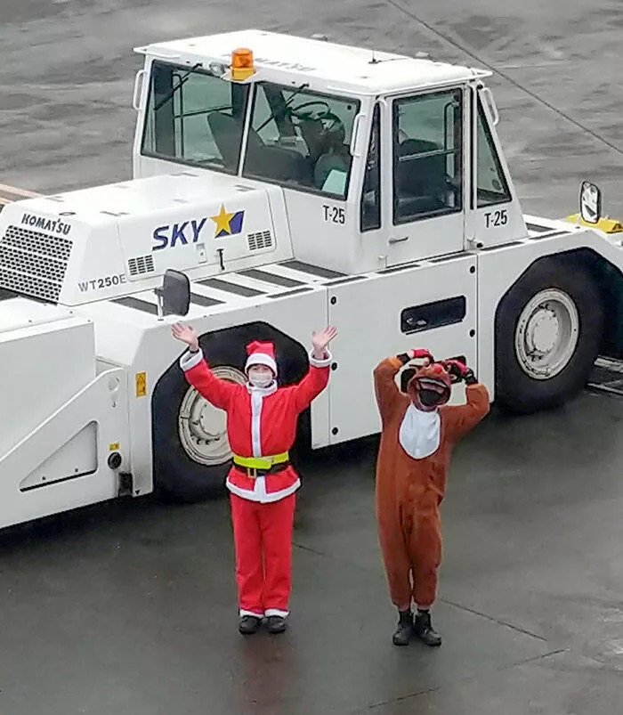Airport anarchy wild photos that break all the rules - #14 New Chitose Airport in Sapporo gave everyone a heartwarming welcome last Christmas