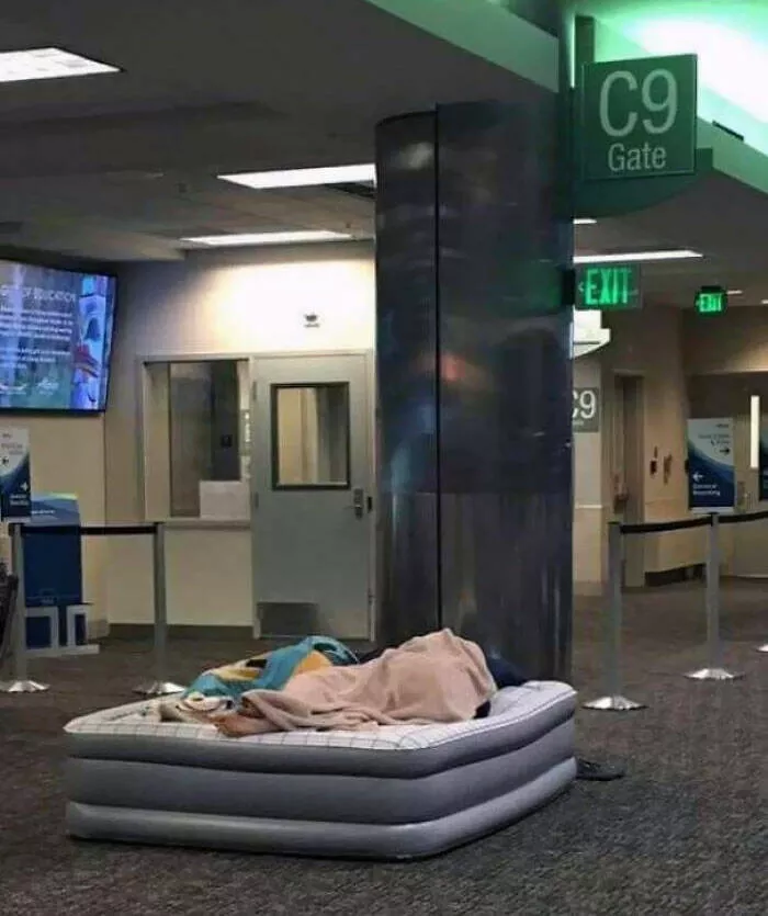 Airport anarchy wild photos that break all the rules - #15 Someone took airport sleeping to a whole new level