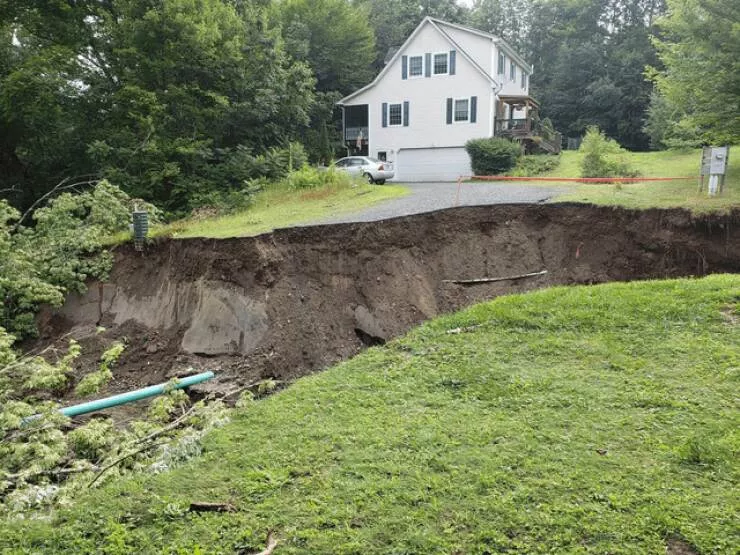Quand les mauvais jours frappent des moments qui nous eprouvent - #18 L'allée de ma sœur dans le Vermont après Beryl. Ils sont en montagne, et c'était le seul chemin pour descendre