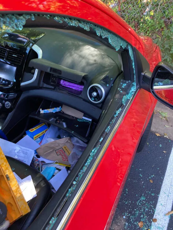 Quand les mauvais jours frappent des moments qui nous eprouvent - #3 Quelqu'un a brisé ma vitre et m'a volé. Je suis sans abri et je dépends de cette voiture