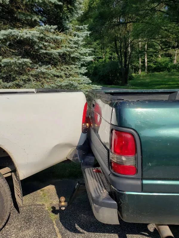 Quand les mauvais jours frappent des moments qui nous eprouvent - #6 J'ai rendu visite à ma sœur, et quand elle a essayé de déplacer son (blanc) camion, les freins ont lâché et il a percuté le mien
