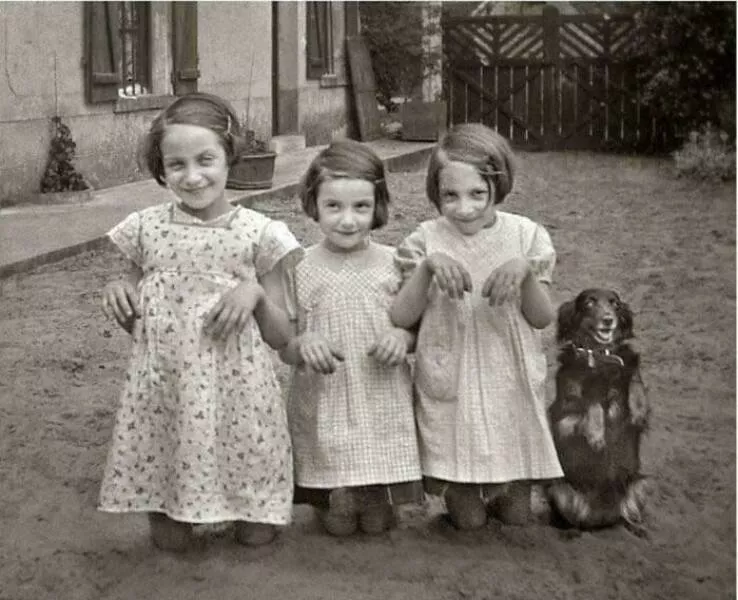 Moments quotidiens intemporels captures en photos historiques - #13 Trois jeunes filles et un chien posent pour la caméra. 1930