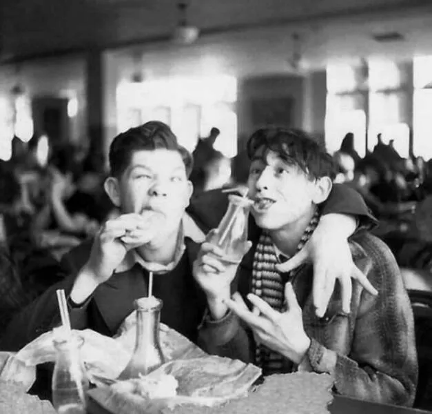 Moments quotidiens intemporels captures en photos historiques - #14 Les artistes de Mad Magazine Al Jaffee et Will Elder, dans la cafétéria de la High School for Music and Arts à New York, 1936