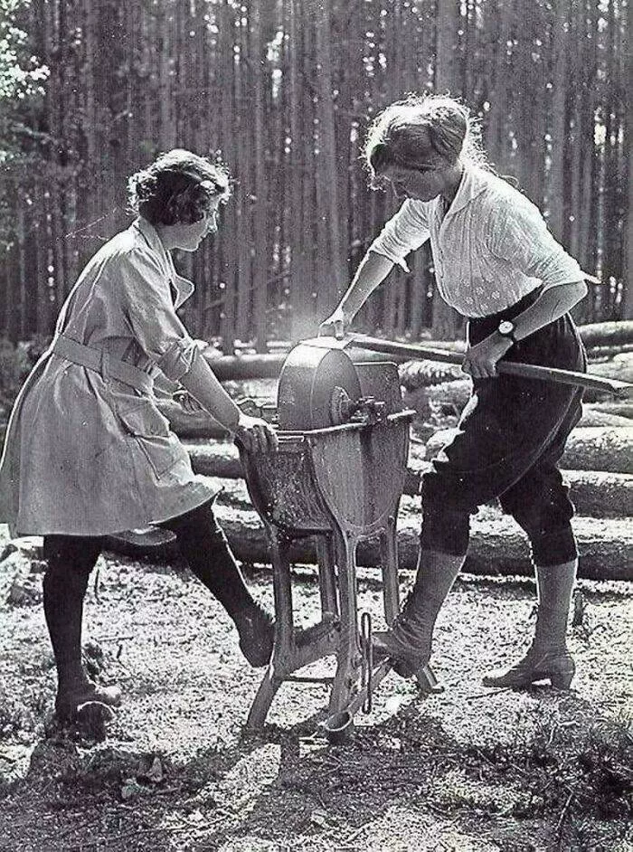 Moments quotidiens intemporels captures en photos historiques - #19 Deux femmes aiguisant une hache, 1918
