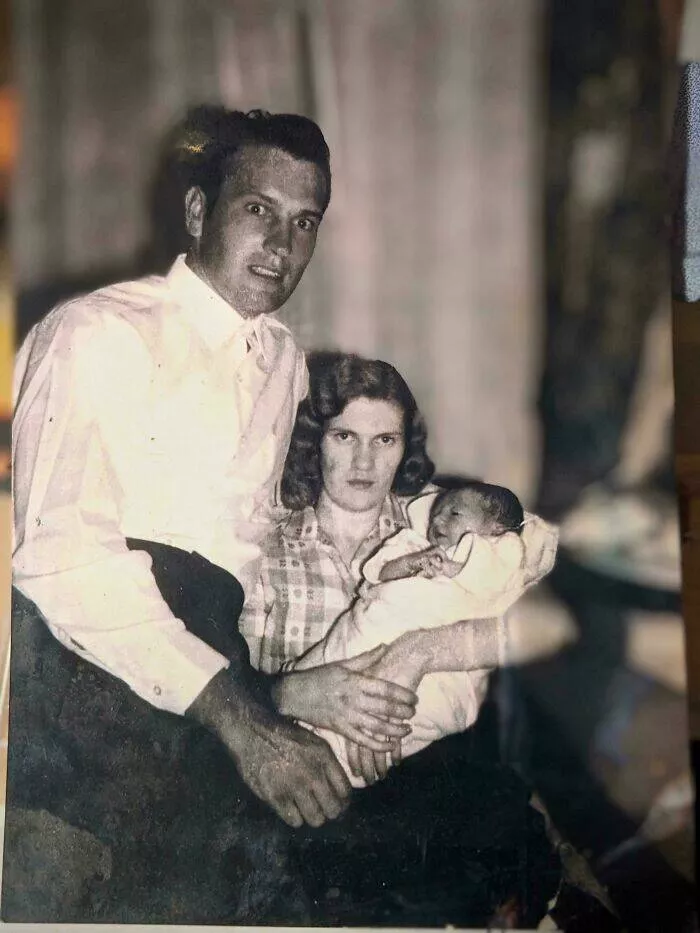 Moments quotidiens intemporels captures en photos historiques - #25 Mon père terrifié (20 ans) et sa première femme (19 ans) quelques jours après la naissance de leur premier enfant, Maine, USA, 1961