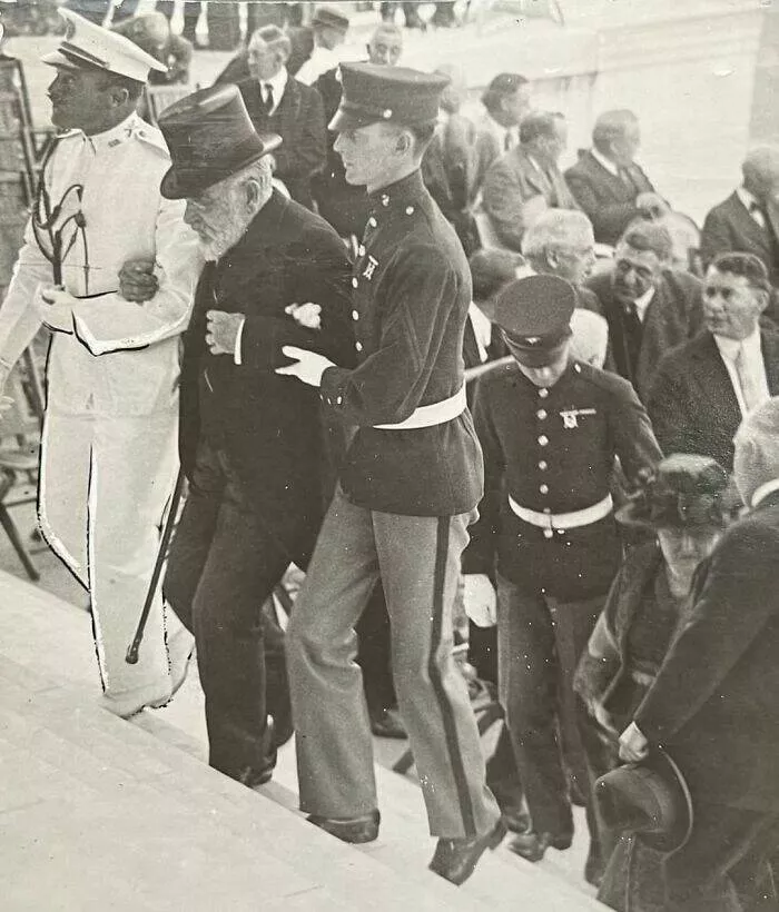 Moments quotidiens intemporels captures en photos historiques - #26 Mai 1922 : Robert T. Lincoln, fils d'Abraham Lincoln, âgé de 78 ans, aidé à monter les marches lors de la dédicace du Lincoln Memorial à Washington D.C.