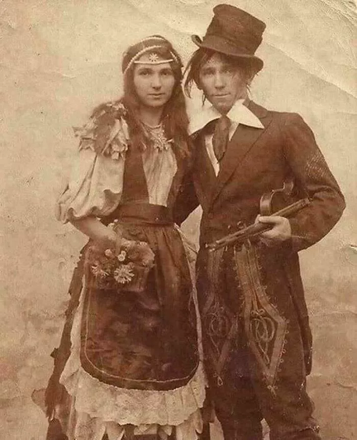 Moments quotidiens intemporels captures en photos historiques - #27 Un couple de voyageurs victoriens, années 1890