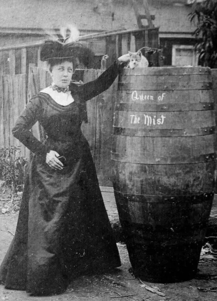 Moments quotidiens intemporels captures en photos historiques - #28 Annie Edson Taylor et son chat posant avec le tonneau qu'elle a utilisé pour traverser les chutes du Niagara en 1901