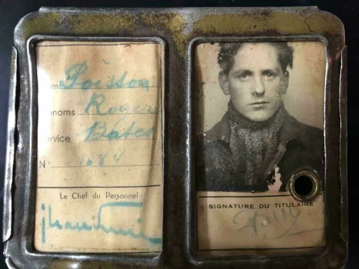 Moments quotidiens intemporels captures en photos historiques - #30 À 16 ans en 1946, mon grand-père travaillait dans une usine de papier. Voici son badge de travail