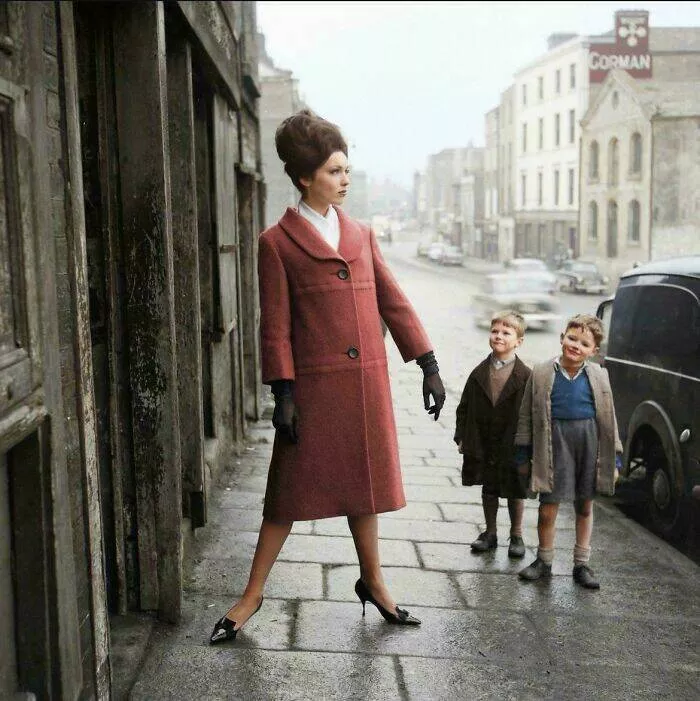 Moments quotidiens intemporels captures en photos historiques - #34 Linda Ward (et deux admirateurs) à Dublin, début des années 60