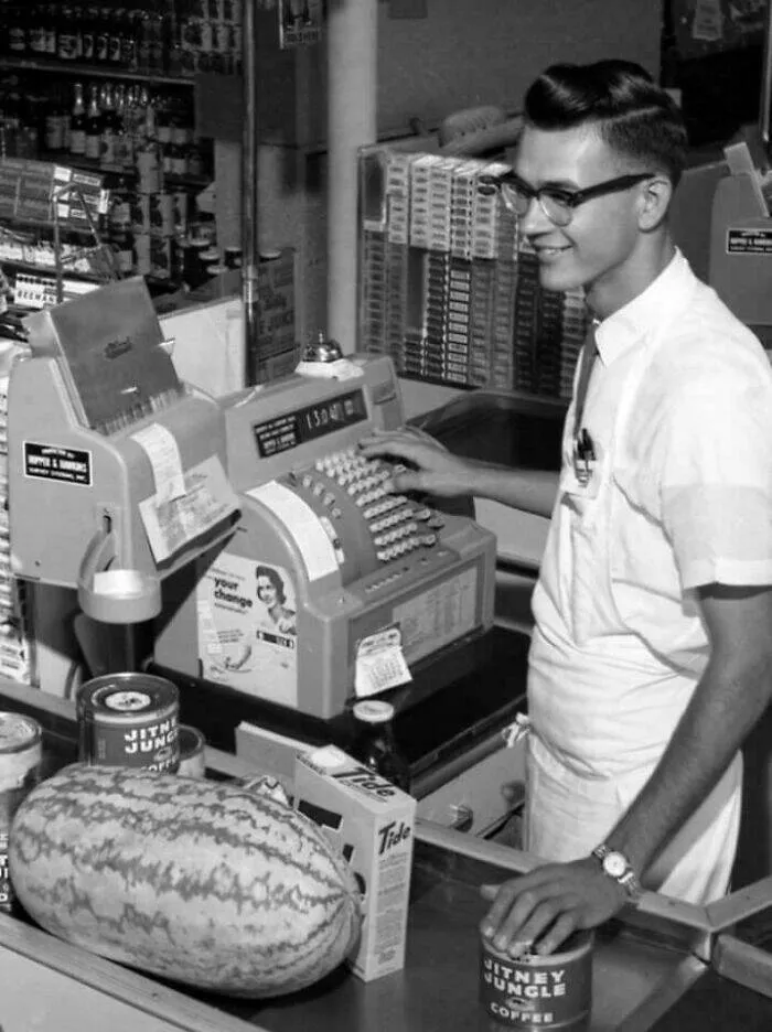 Moments quotidiens intemporels captures en photos historiques - #39 Un employé de magasin à Tallahassee, Floride, 1962