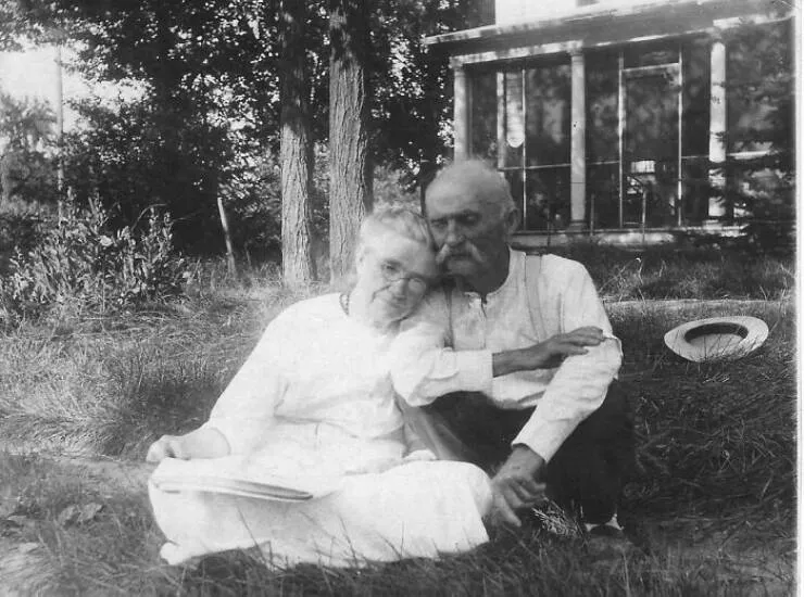 Timeless everyday moments captured in historical photographs - #4 Flora and Sikes, 1905 - the back reads 