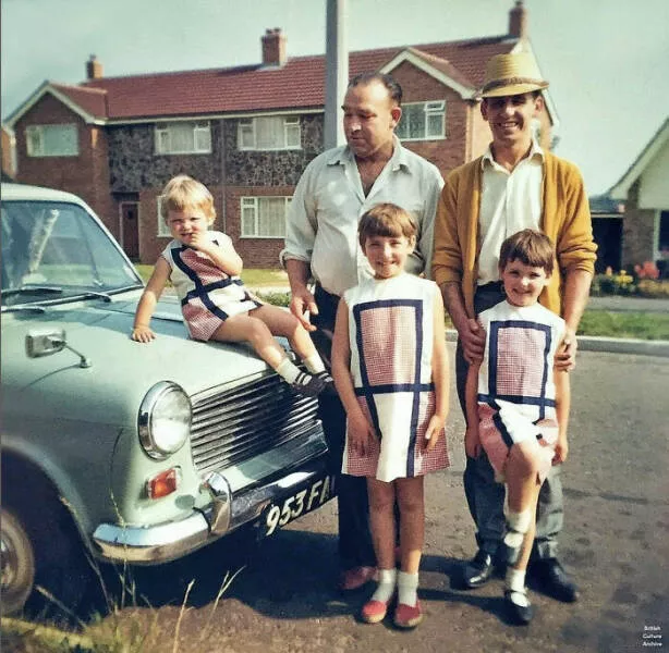 Moments quotidiens intemporels captures en photos historiques - #40 La famille Wright à Wokingham, Royaume-Uni, 1967, portant des robes assorties confectionnées par leur mère