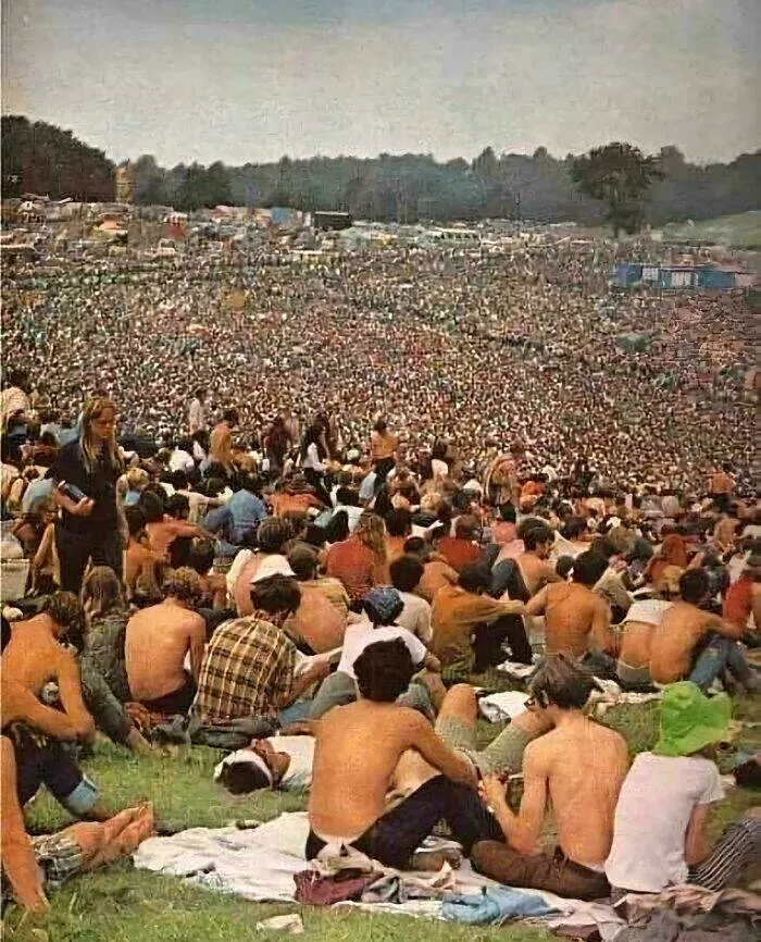 Timeless everyday moments captured in historical photographs - #44 The crowd at Woodstock, 1969 Timeless everyday moments captured in historical photographs - #44 The crowd at Woodstock, 1969