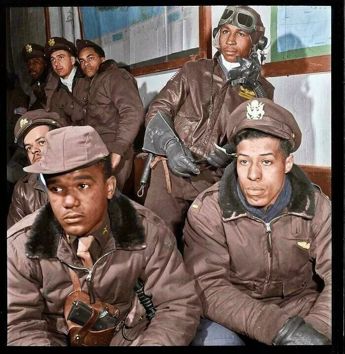 Moments quotidiens intemporels captures en photos historiques - #5 Les aviateurs de Tuskegee se préparant avant une mission. 1945