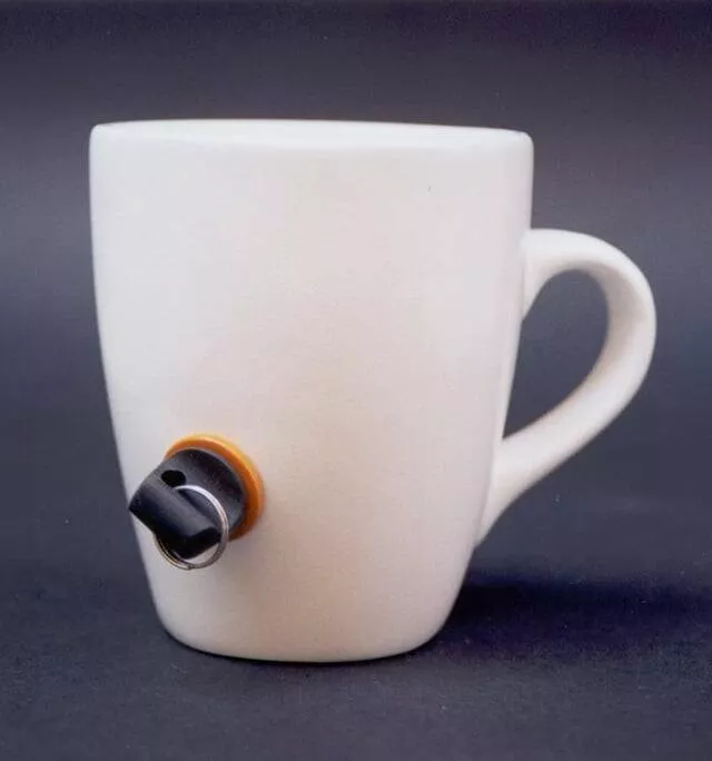 Exemples epoustouflants de design exceptionnel - #19 La Tasse Verrouillée - Conçue avec un Trou pour Empêcher l'Utilisation Non Autorisée