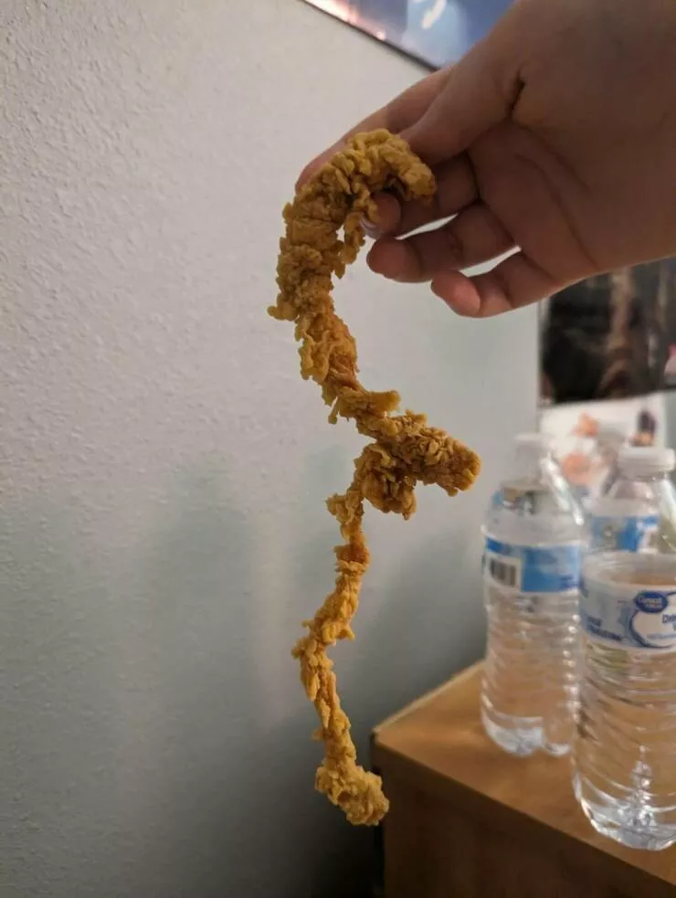Photos curieusement fascinantes qui retiennent lattention - #31 Trouvé un tenders de poulet de forme étrange chez Popeyes