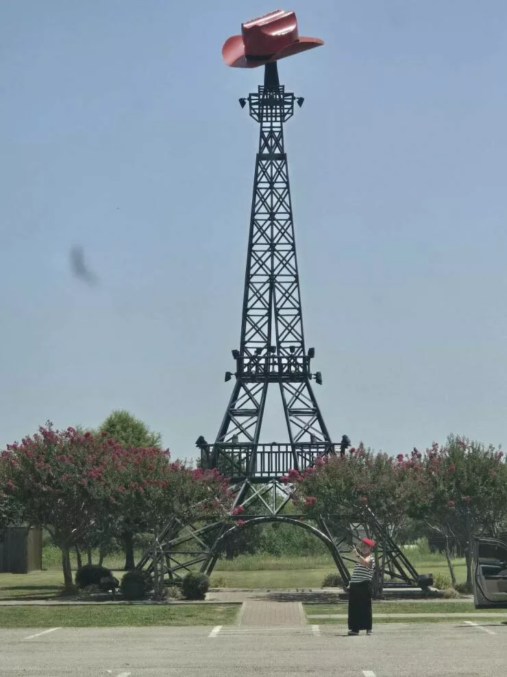Photos curieusement fascinantes qui retiennent lattention - #35 Un touriste français visitant la réplique de la Tour Eiffel à Paris, Texas